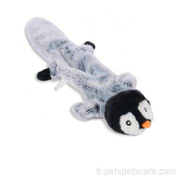 Animal mignon en gros jouant du jouet jouet en peluche